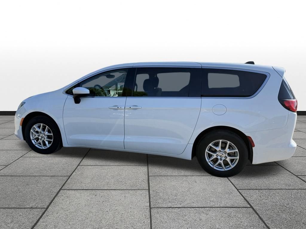 Used 2023 Chrysler Voyager LX FWD image 6