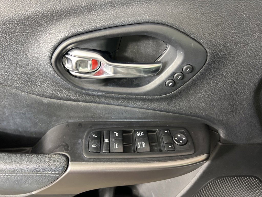 Used 2019 Jeep Cherokee Limited image 17