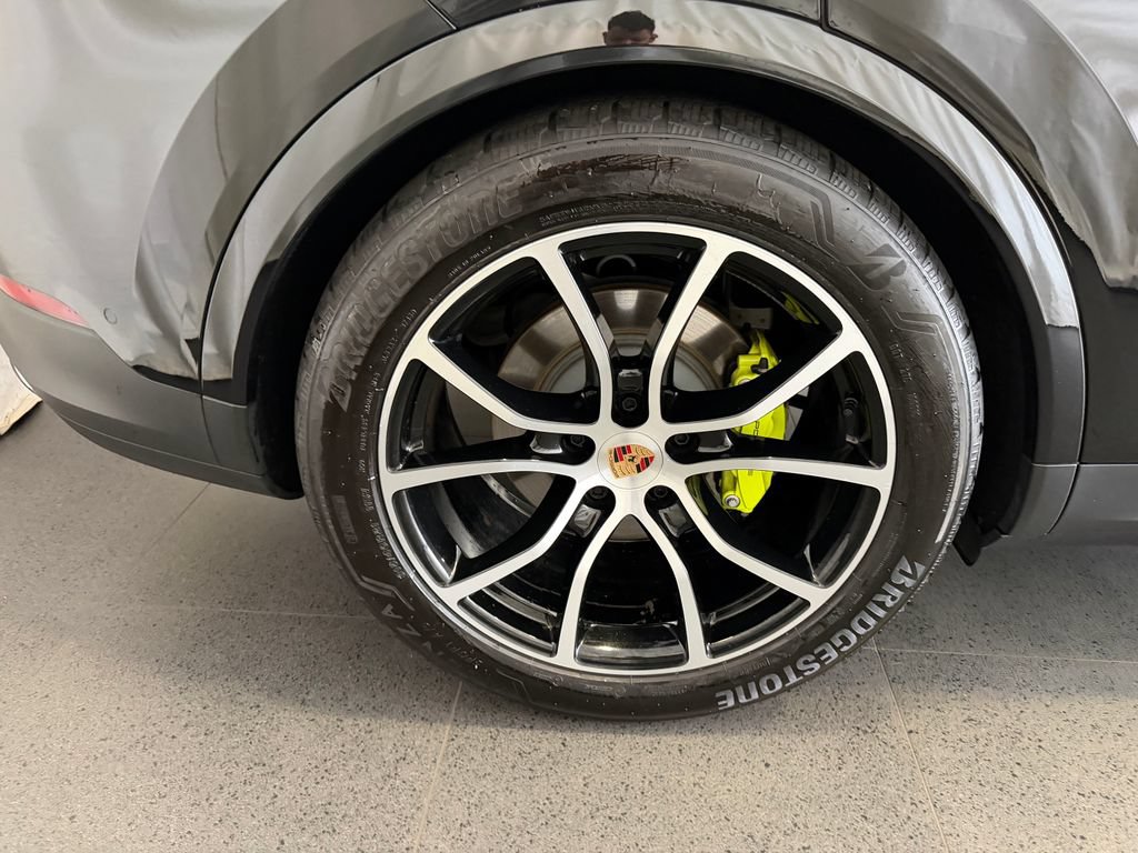 Certified 2025 Porsche Cayenne E-Hybrid Coupe AWD/4WD image 12