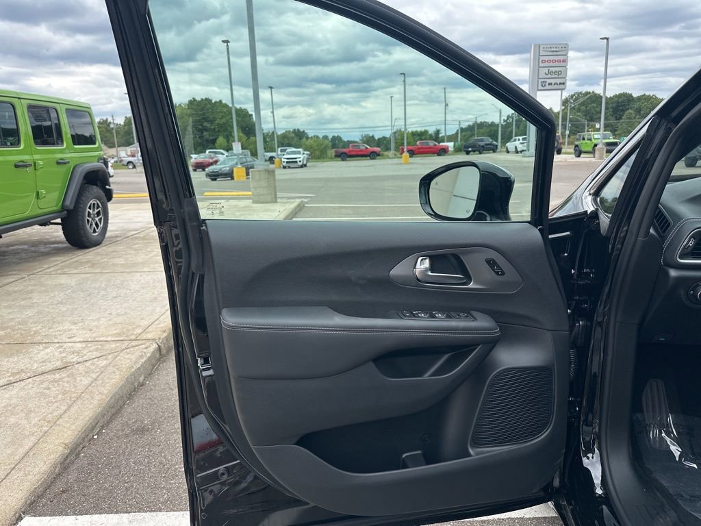 New 2026 Chrysler Pacifica Select image 10