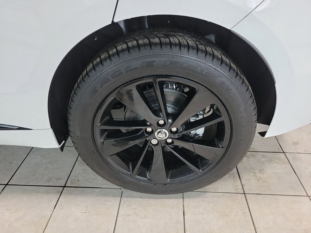 Used 2025 Jaguar F-PACE R-Dynamic S image 9