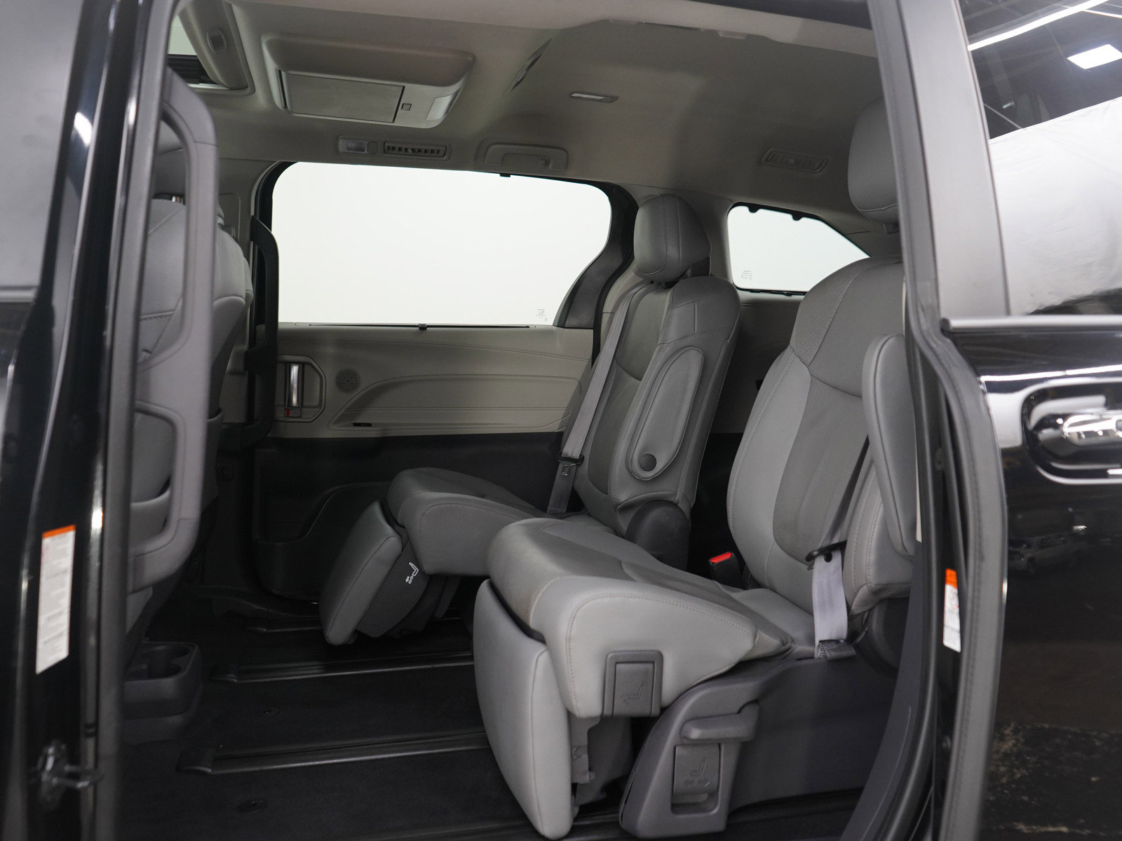 Used 2021 Toyota Sienna Limited image 21