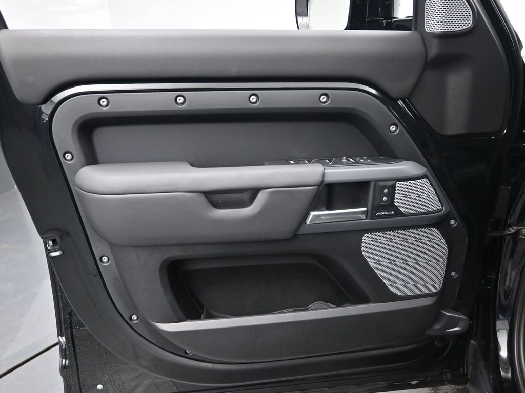 Used 2024 Land Rover Defender 130 X-Dynamic SE image 27