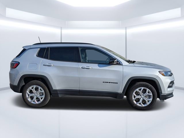 Used 2024 Jeep Compass Latitude image 2