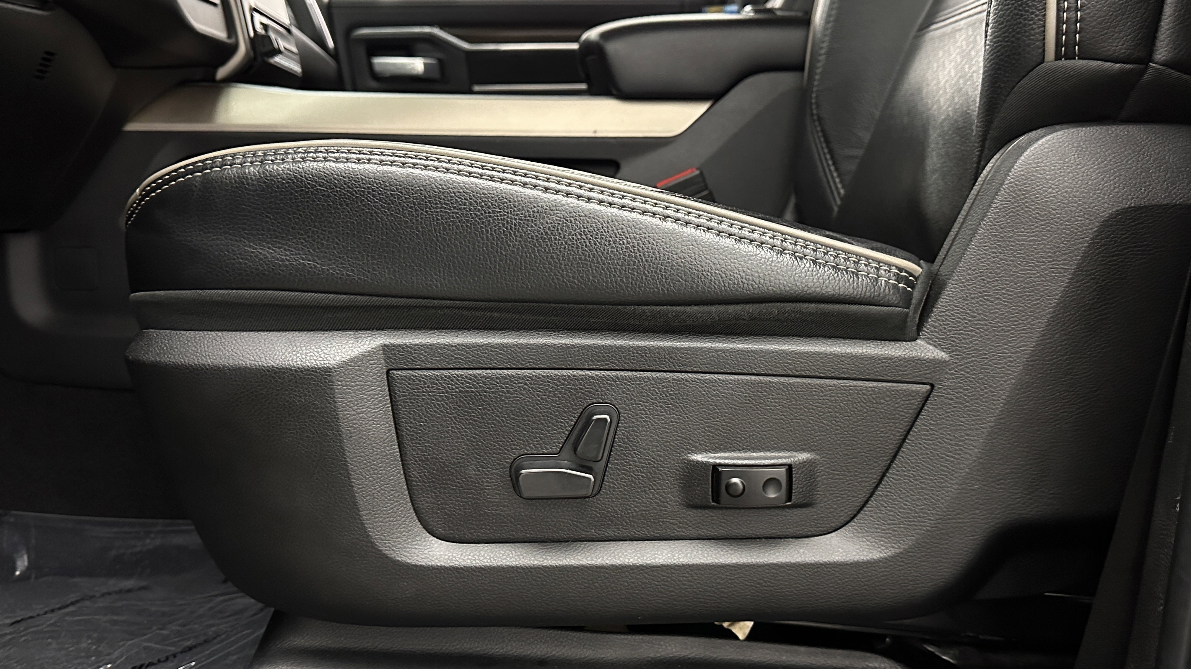 Used 2024 RAM 3500 Laramie w/ Towing Technology Group image 15