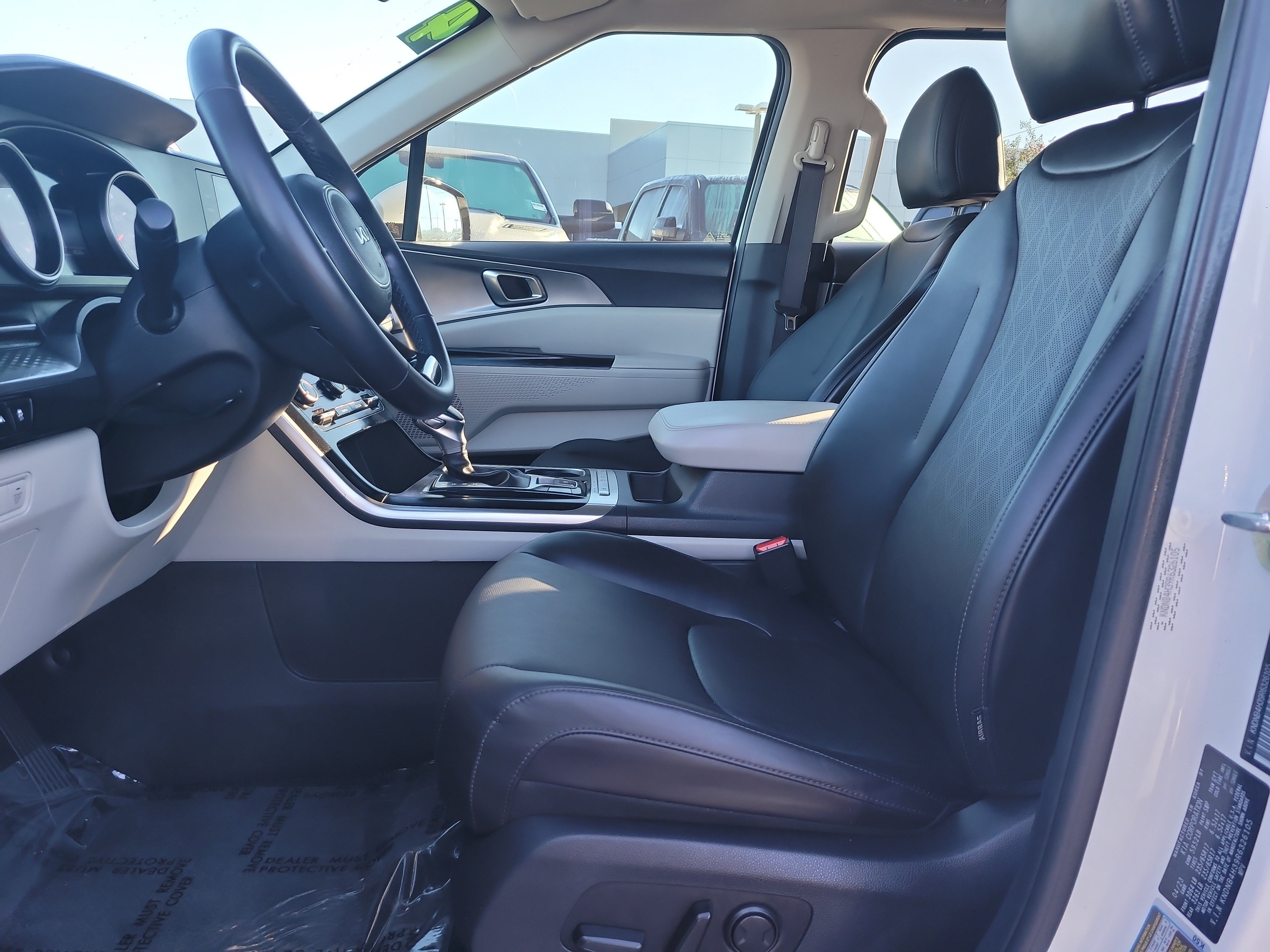 Used 2024 Kia Carnival LX FWD image 17
