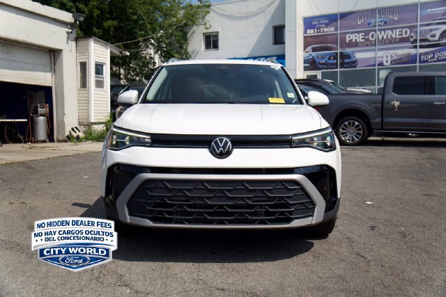 Used 2025 Volkswagen Taos SE w/ Panoramic Sunroof Package FWD image 2