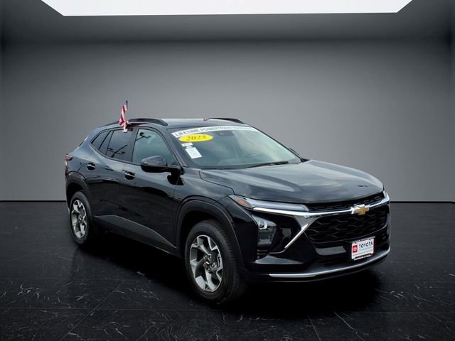 Used 2025 Chevrolet Trax LT FWD image 1