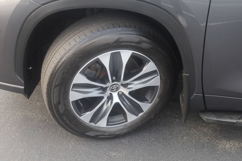 Used 2021 Toyota Highlander XLE AWD/4WD image 35