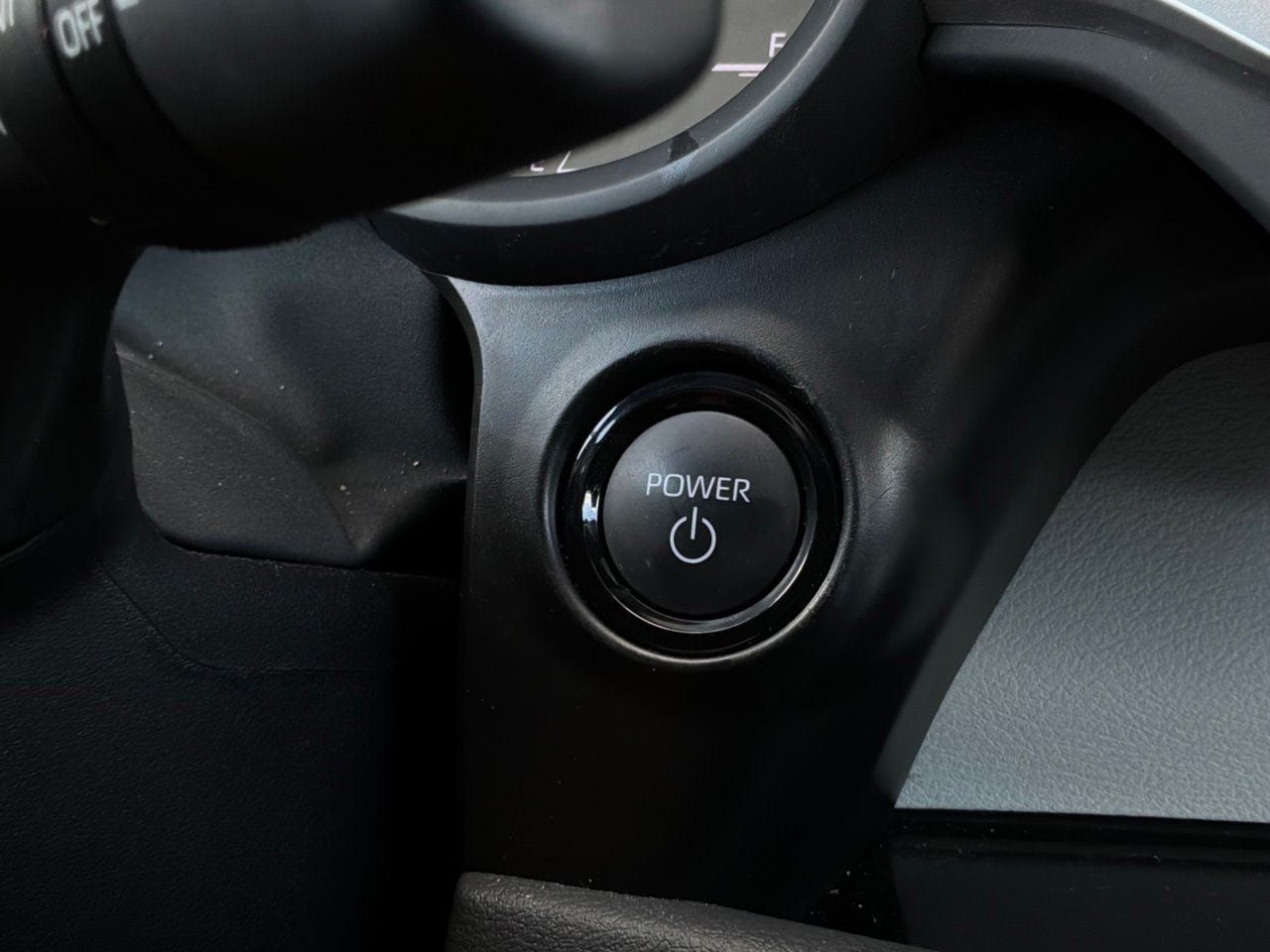Used 2025 Toyota Sienna XLE FWD image 32