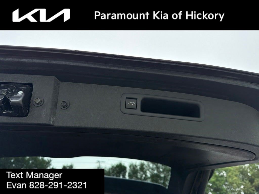 Used 2020 Toyota Highlander XLE FWD image 11