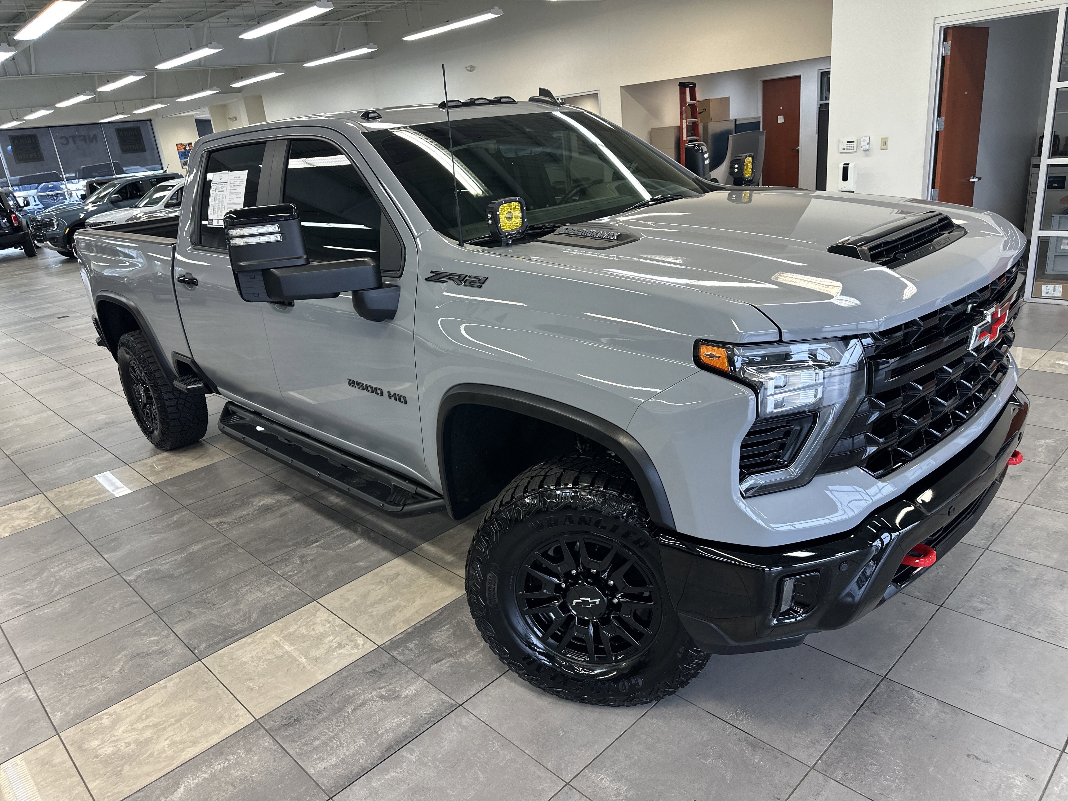 Used 2025 Chevrolet Silverado 2500 ZR2 w/ Technology Package image 12