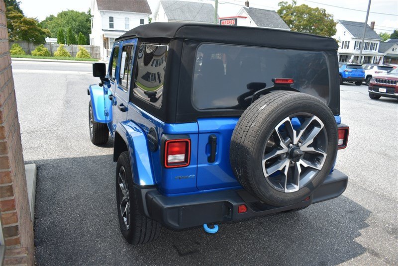 Used 2024 Jeep Wrangler Unlimited w/ Convenience Group AWD/4WD image 6