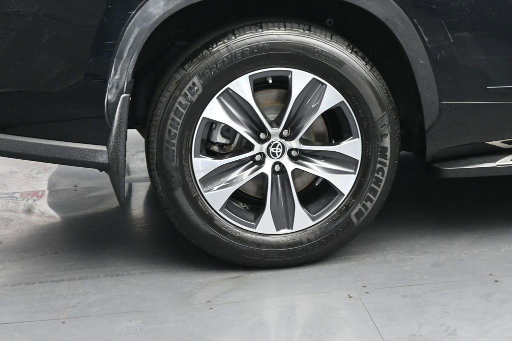 Used 2023 Toyota Highlander XLE AWD/4WD image 10