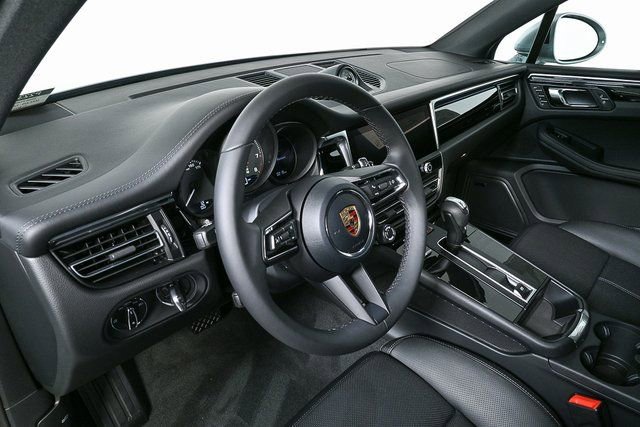 Certified 2026 Porsche Macan AWD/4WD image 4