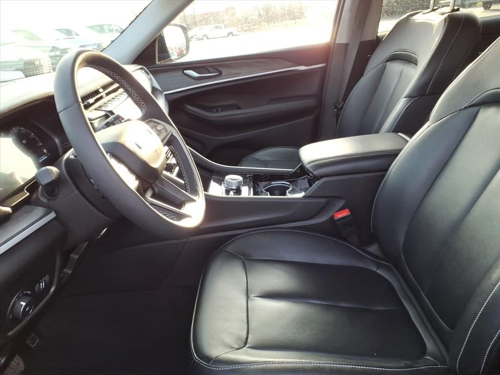 Certified 2023 Jeep Grand Cherokee L Limited w/ Black Appearance Package image 10