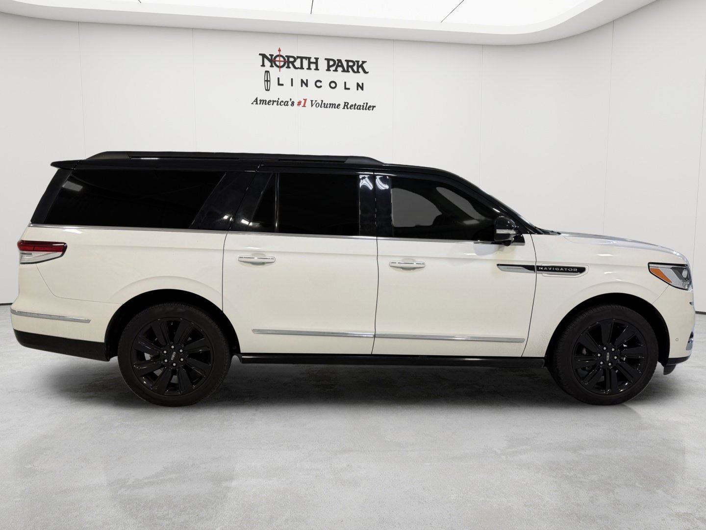 Used 2023 Lincoln Navigator L Black Label AWD/4WD image 6