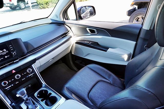 Used 2024 Kia Carnival LX FWD image 22