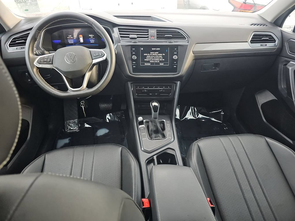 Used 2023 Volkswagen Tiguan SE w/ Panoramic Sunroof Package FWD image 17