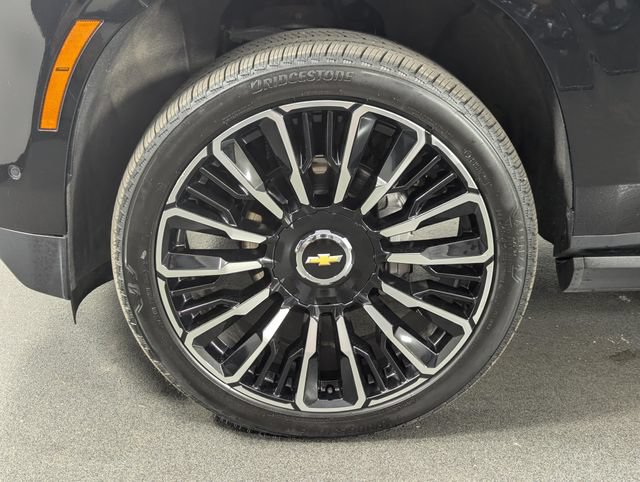 Used 2025 Chevrolet Suburban High Country AWD/4WD image 9
