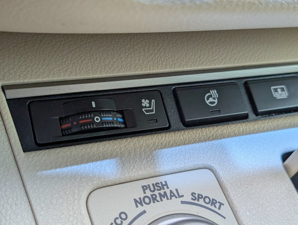 Used 2013 Lexus ES 300h w/ Luxury Pkg FWD image 18