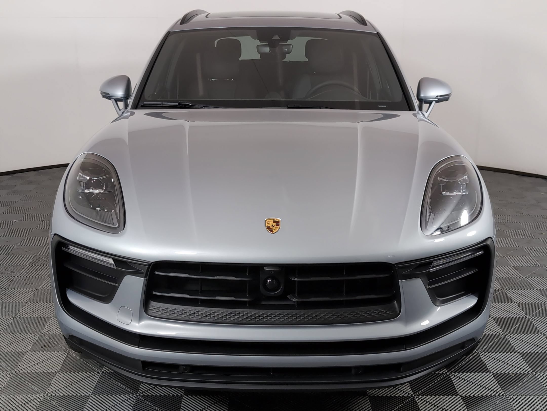 Certified 2025 Porsche Macan AWD/4WD image 11