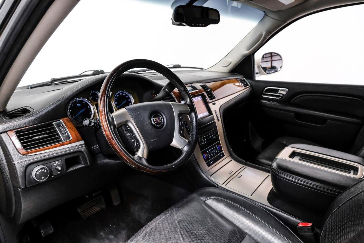 Used 2013 Cadillac Escalade Platinum RWD image 3