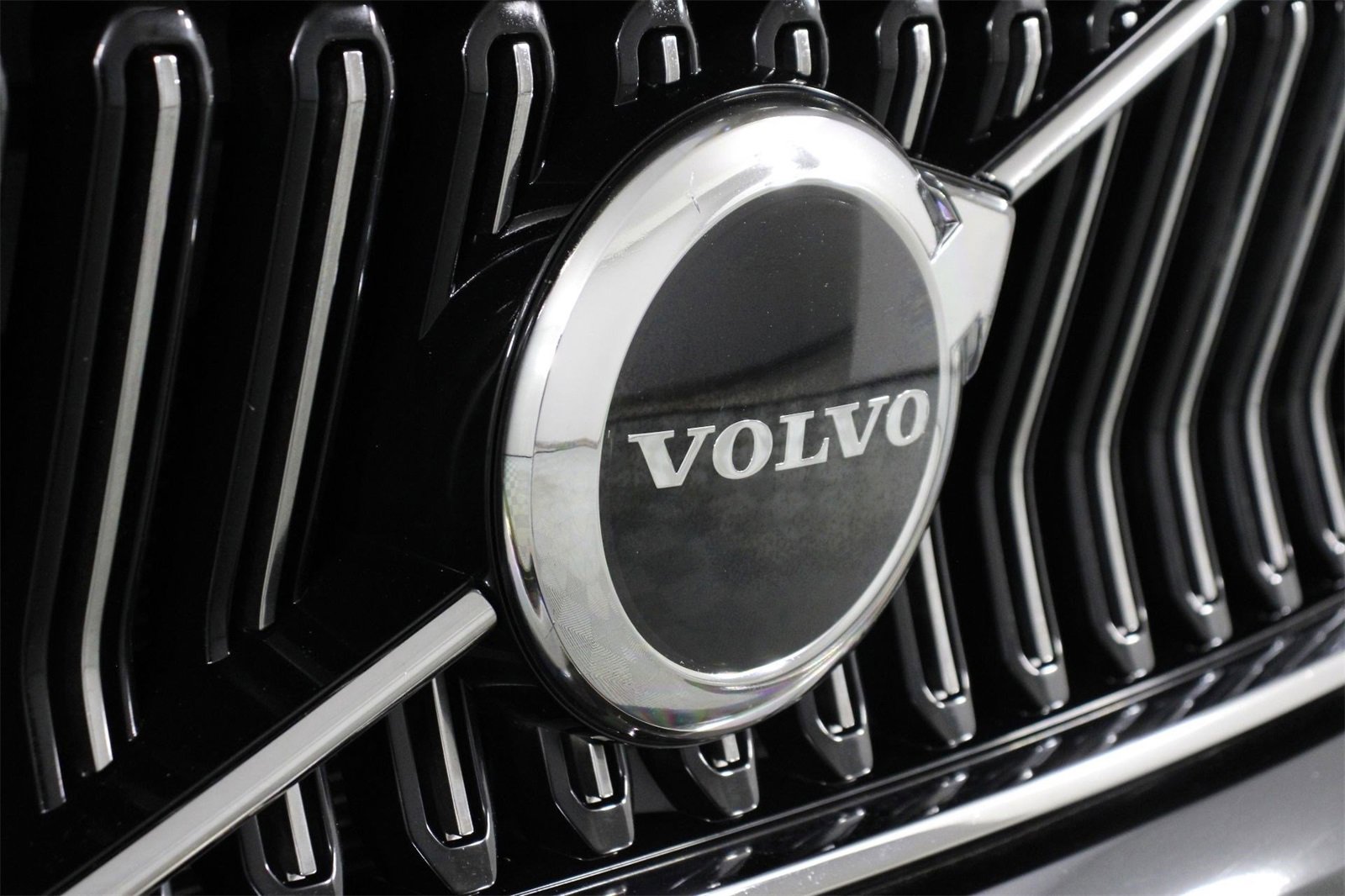 Certified 2025 Volvo XC40 B5 Core image 27