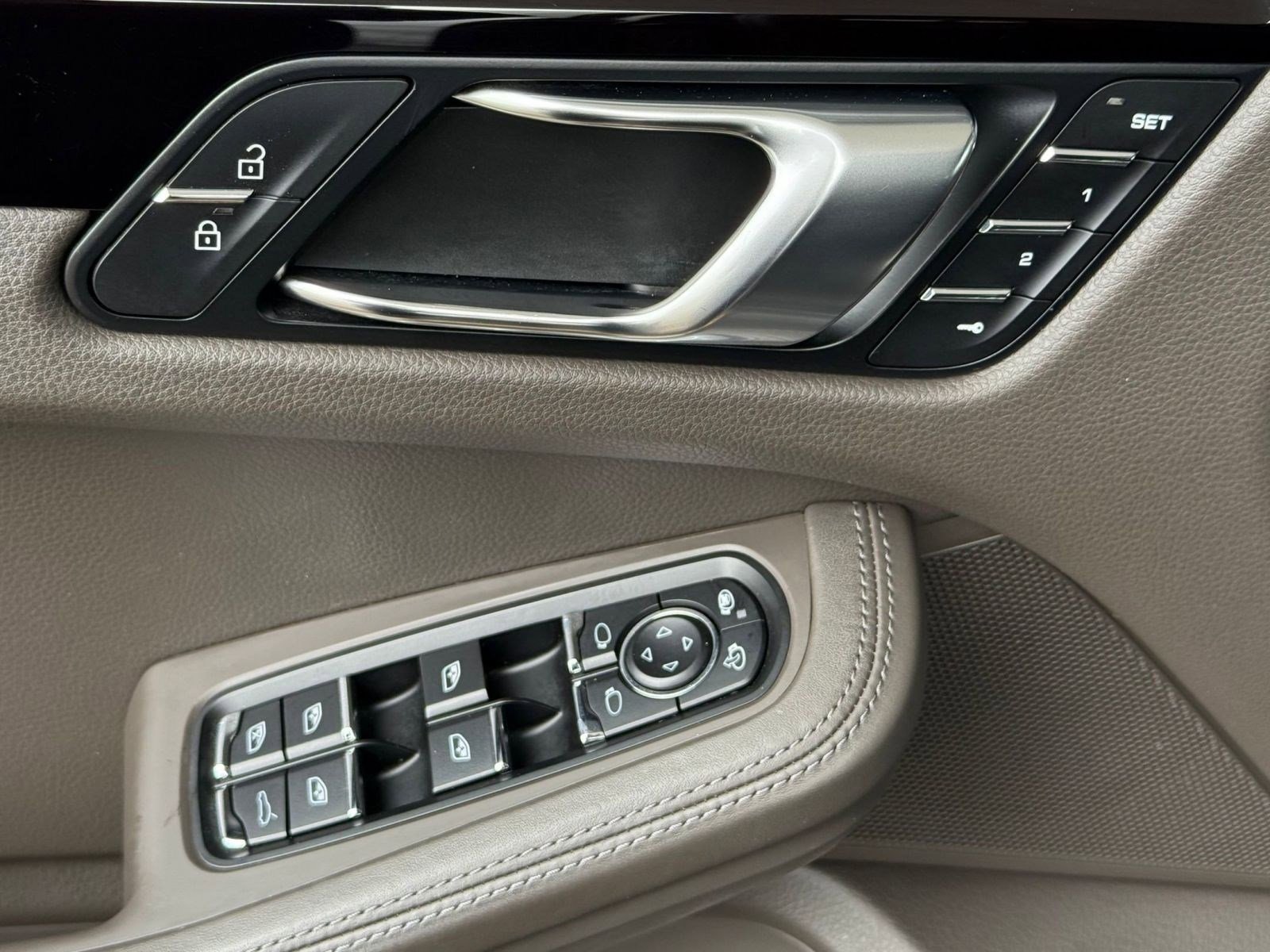 Used 2020 Porsche Macan AWD image 13