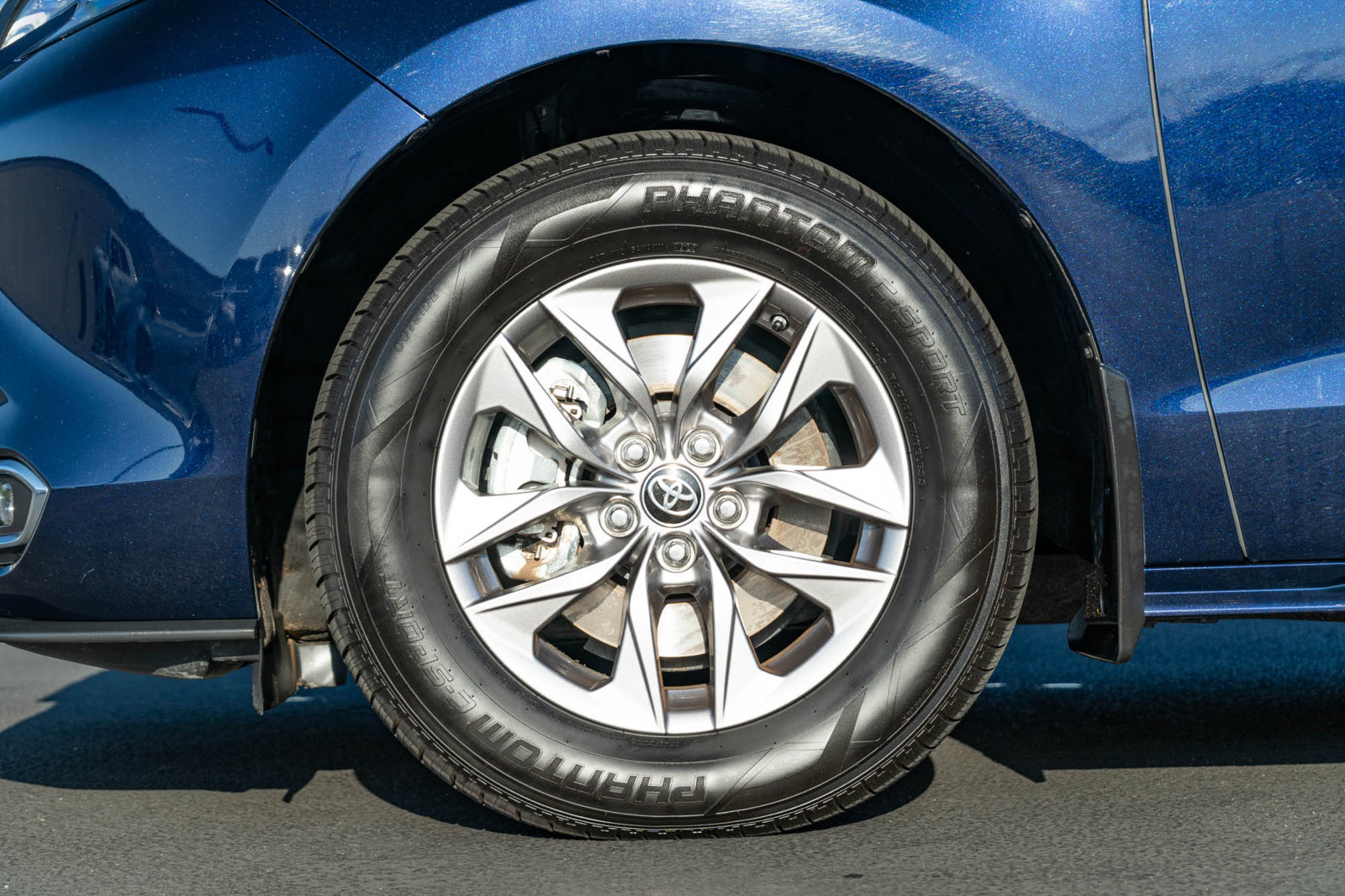 Certified 2024 Toyota Sienna XLE w/ XLE Plus Package FWD image 5