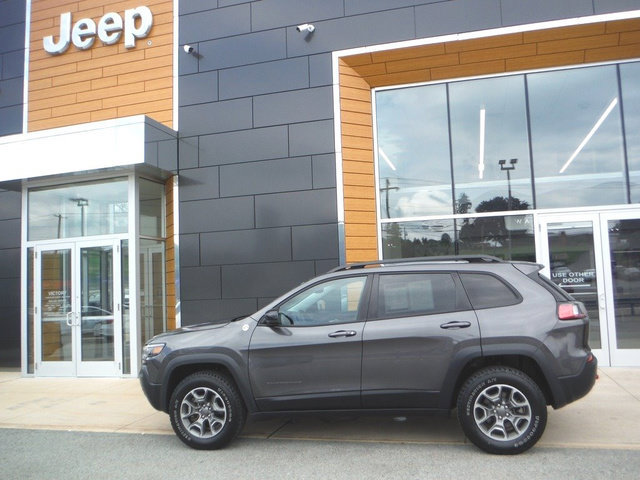 Used 2022 Jeep Cherokee Trailhawk w/ Comfort/Convenience Group AWD/4WD image 2