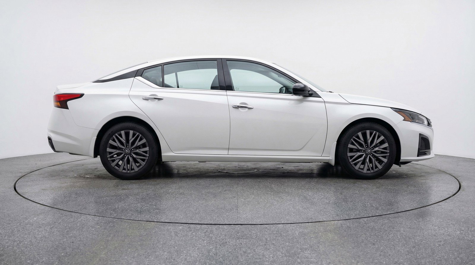 Used 2025 Nissan Altima 2.5 SV FWD image 11