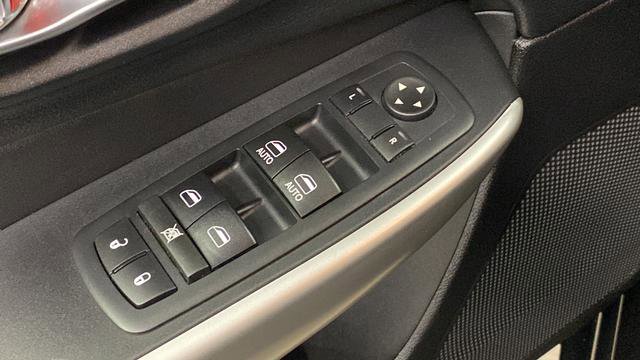 Used 2017 Jeep Cherokee Overland w/ Technology Group AWD/4WD image 21