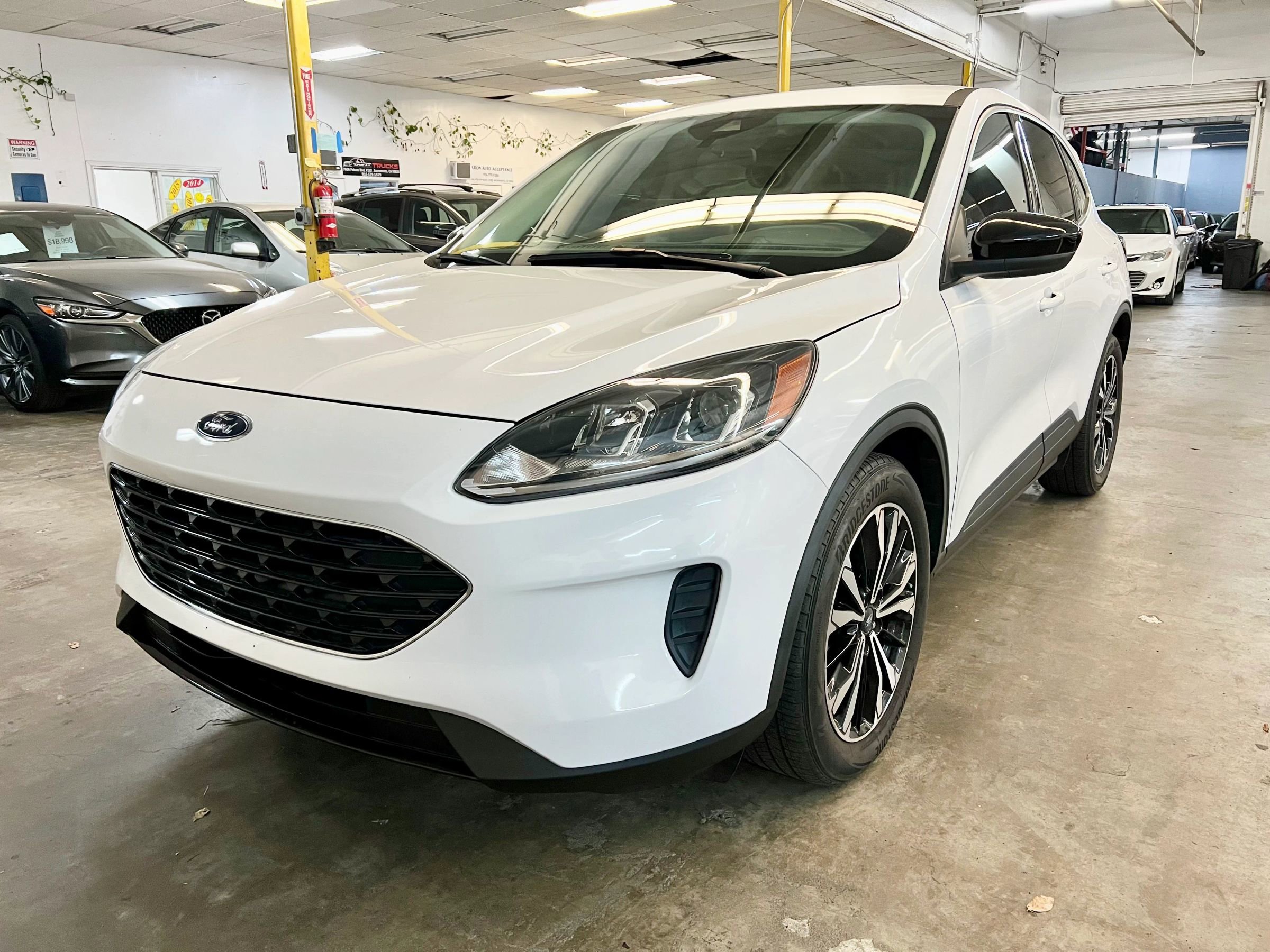 Used 2021 Ford Escape SE w/ SE Sport Appearance Package image 1