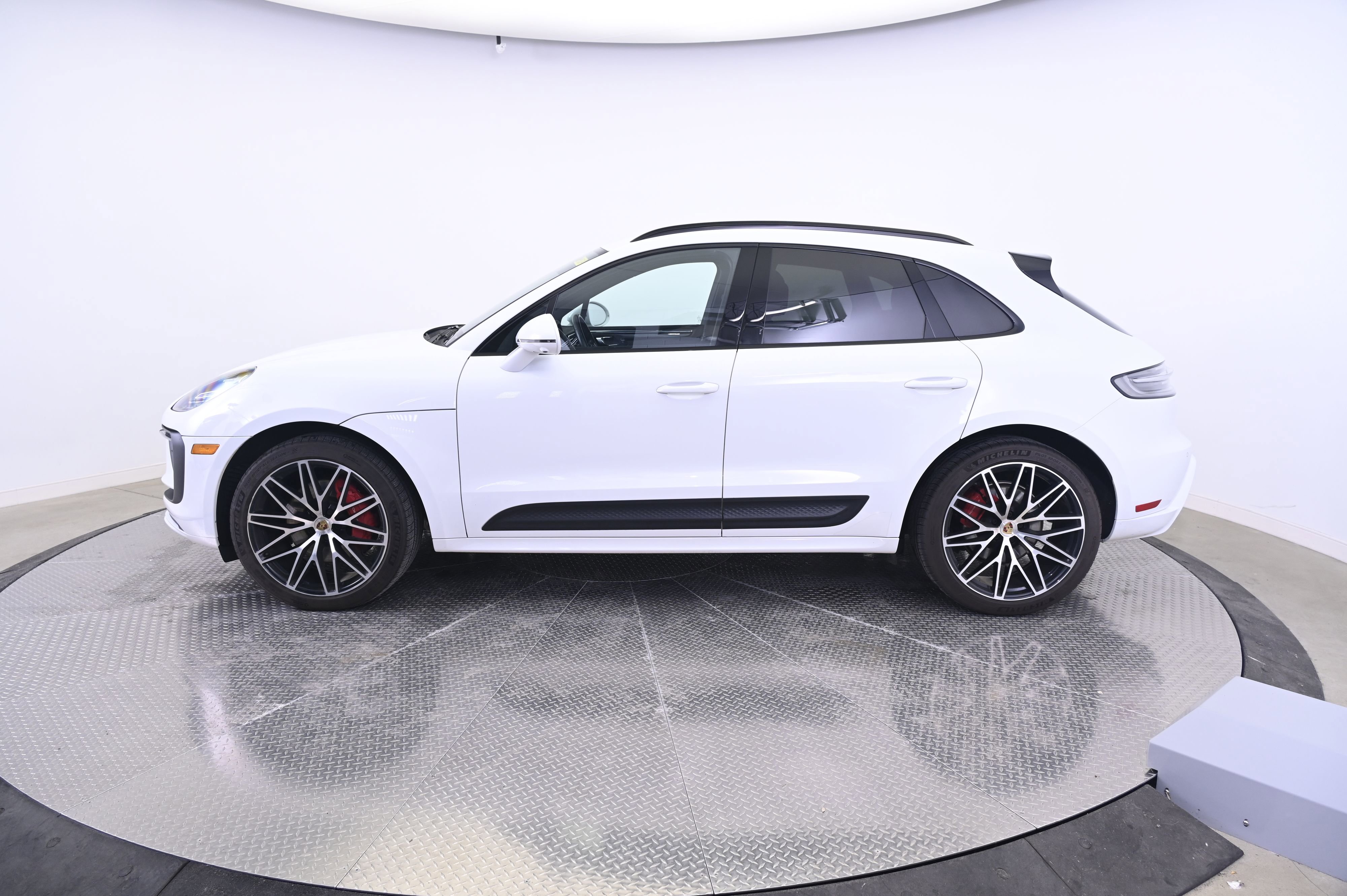 Certified 2024 Porsche Macan S AWD/4WD image 2