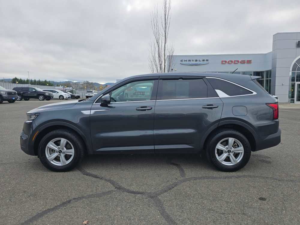 Used 2021 Kia Sorento LX image 2