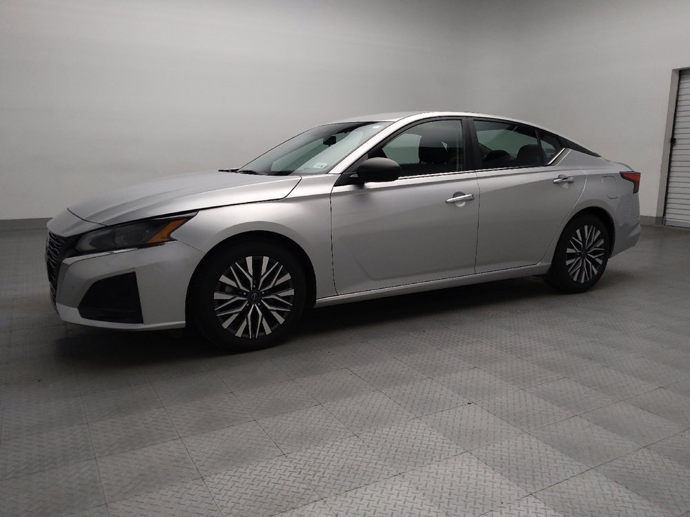 Used 2024 Nissan Altima 2.5 SV image 2