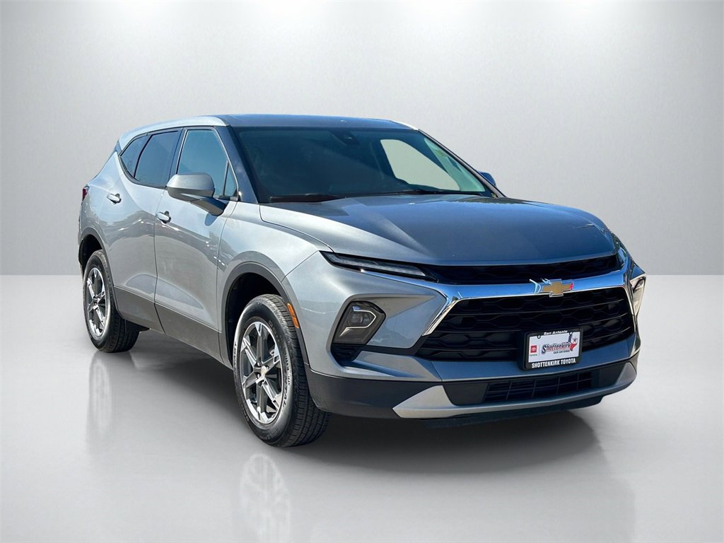 Used 2025 Chevrolet Blazer LT image 3