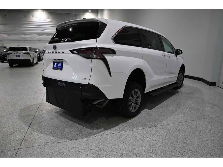 New 2025 Toyota Sienna LE image 6