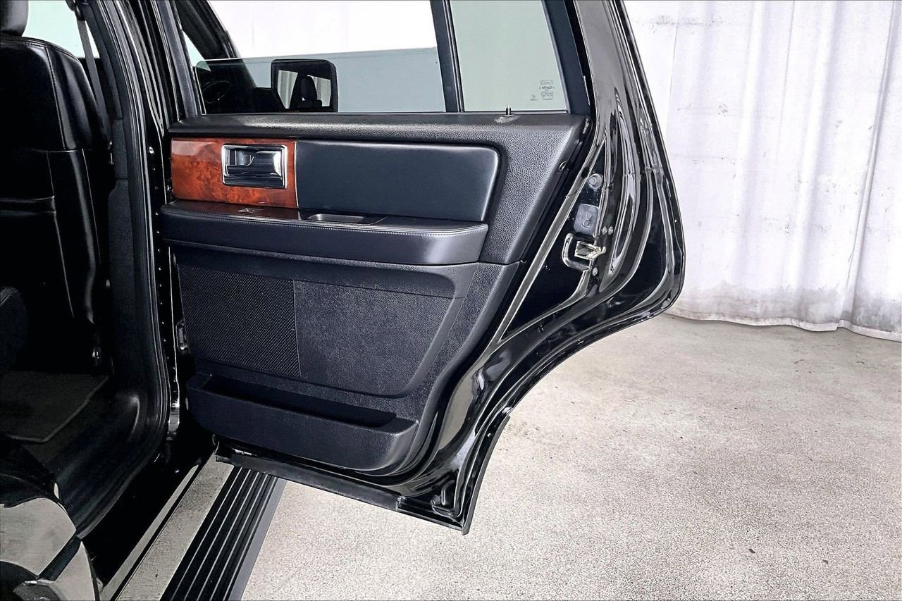 Used 2017 Lincoln Navigator Select RWD image 23