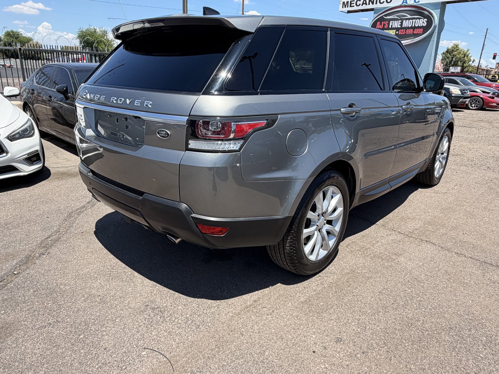 Used 2017 Land Rover Range Rover Sport HSE AWD/4WD image 4