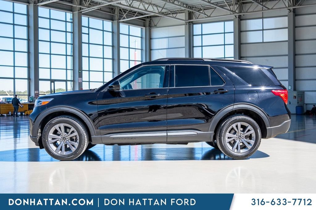 Used 2023 Ford Explorer XLT w/ Equipment Group 202A AWD/4WD image 2