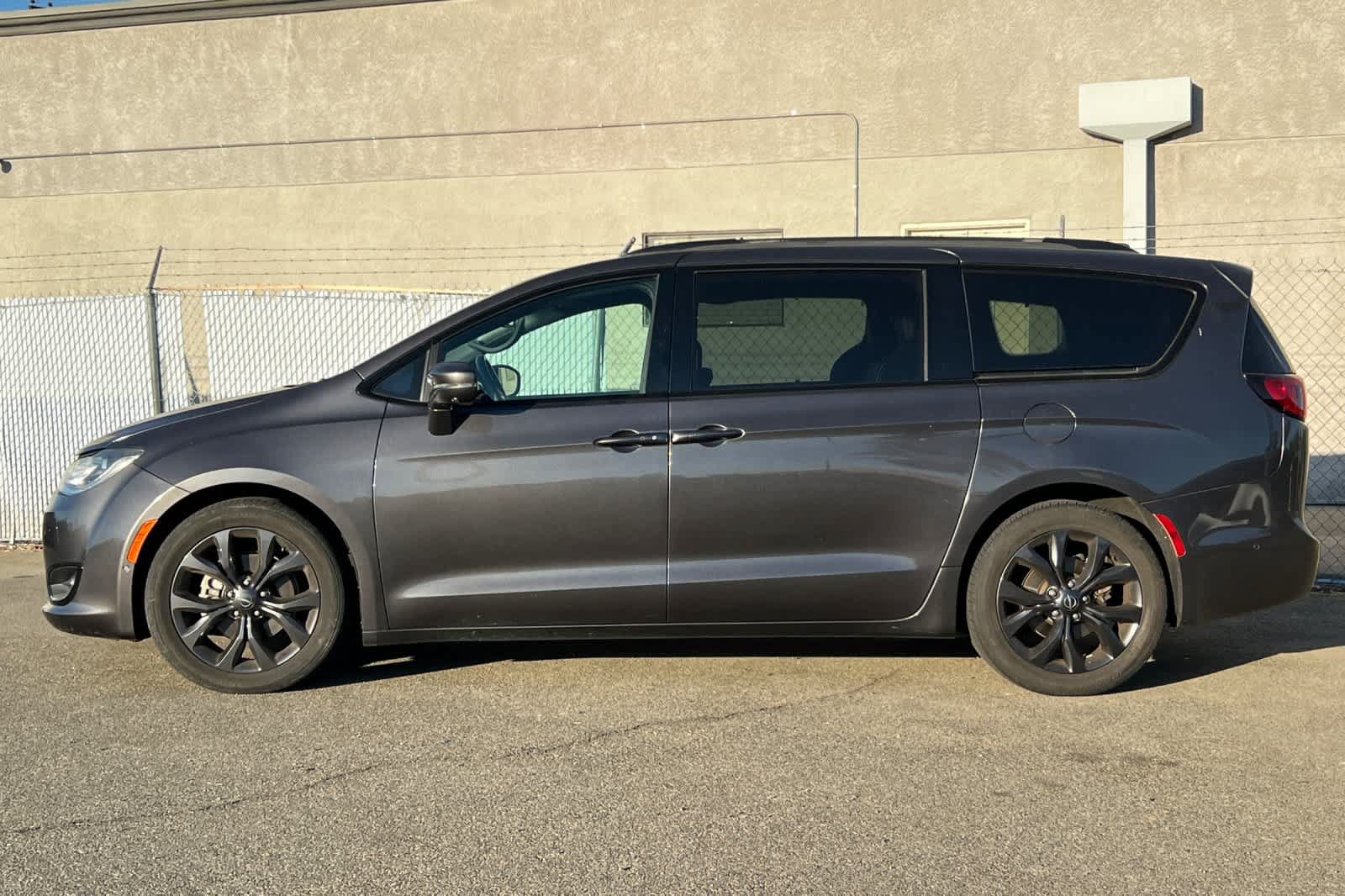 Used 2018 Chrysler Pacifica Limited w/ Advanced Safetytec Group FWD image 2
