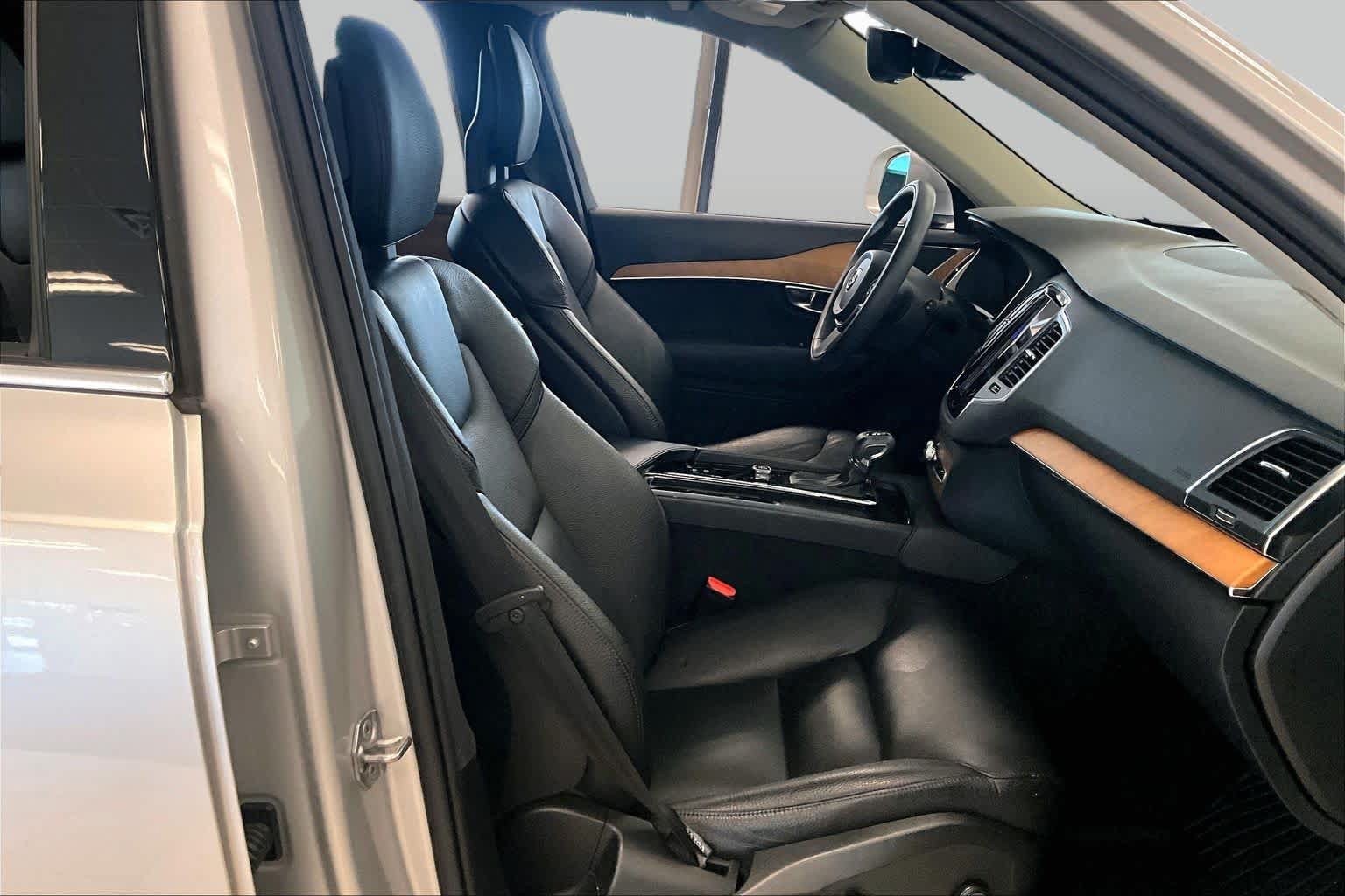 Used 2022 Volvo XC90 T5 Momentum w/ Climate Package FWD image 8