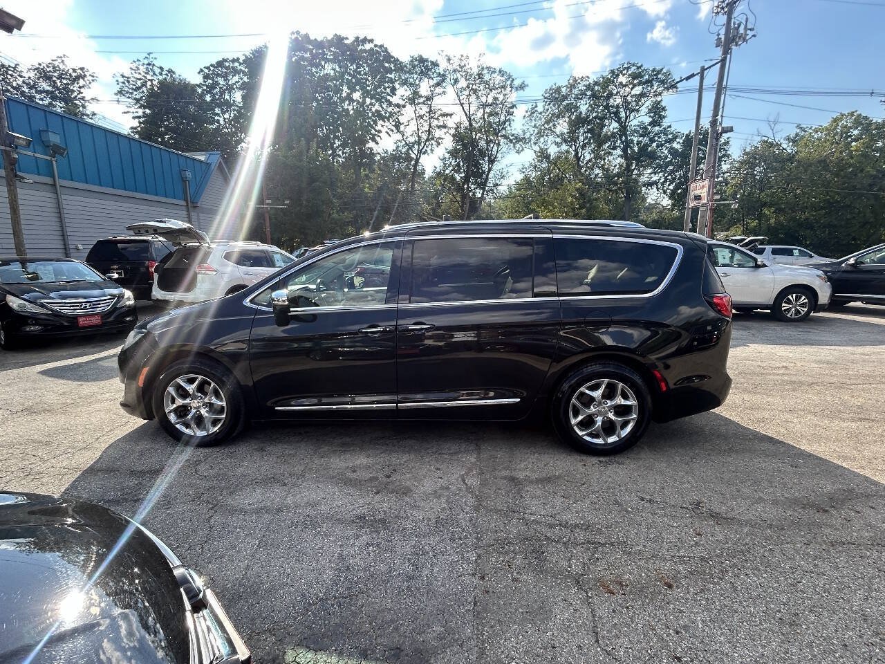 Used 2019 Chrysler Pacifica Limited FWD image 4