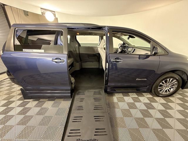 Used 2020 Toyota Sienna XLE w/ XLE Navigation Package FWD image 28