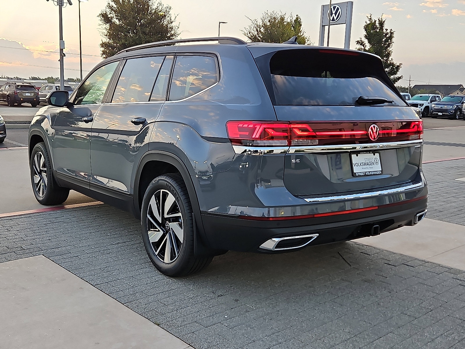 New 2026 Volkswagen Atlas SE image 2