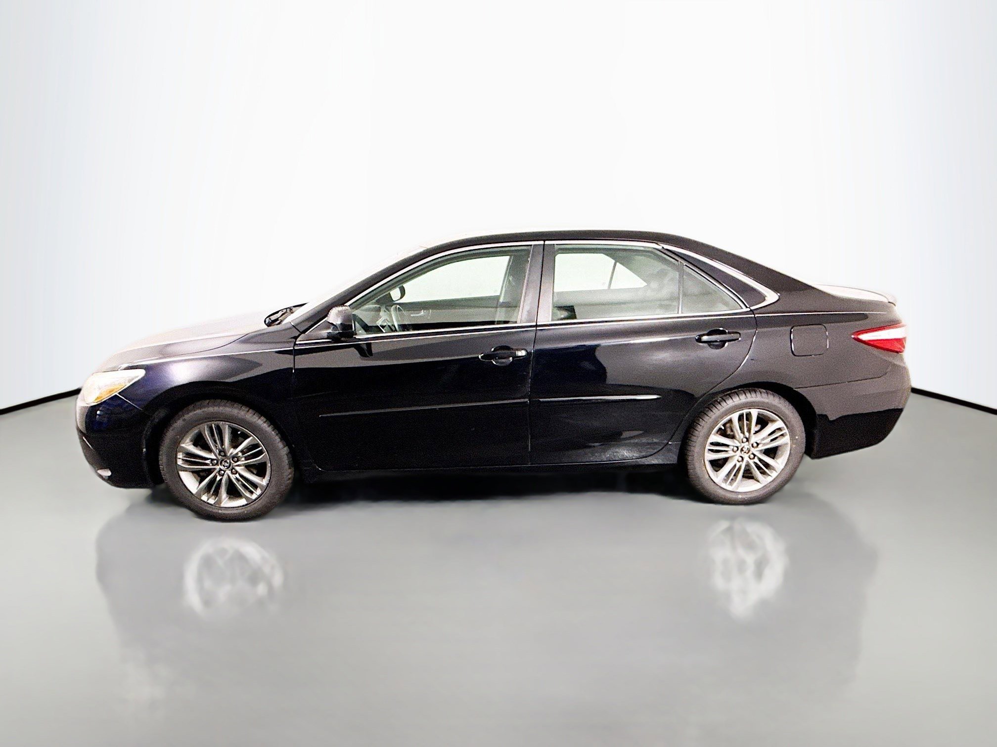 Used 2016 Toyota Camry SE image 6
