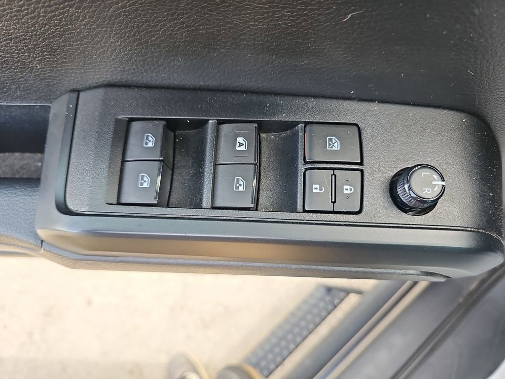 Used 2022 Toyota Tacoma SR AWD/4WD image 31