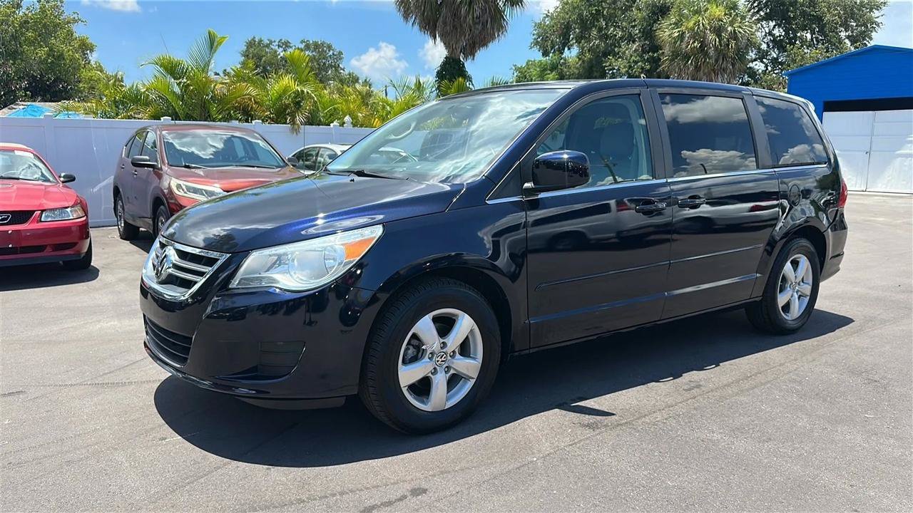 Used 2010 Volkswagen Routan SE FWD image 13